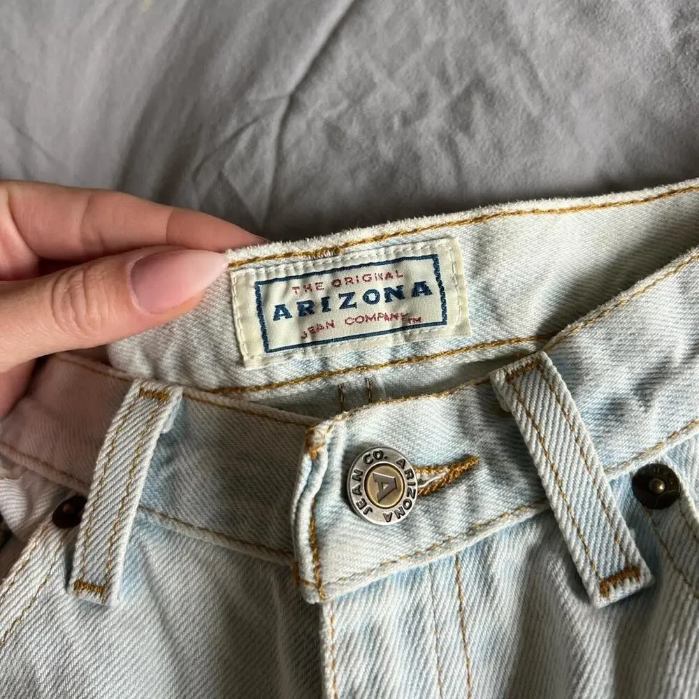 Vintage Arizona Shorts Cutoff Lightwash Denim Mom Shorts Sz 3 (fit like a 24'')
